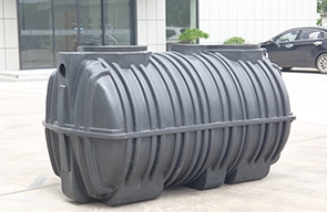 What are the advantages of plastic septic tanks over traditional septic tanks?
